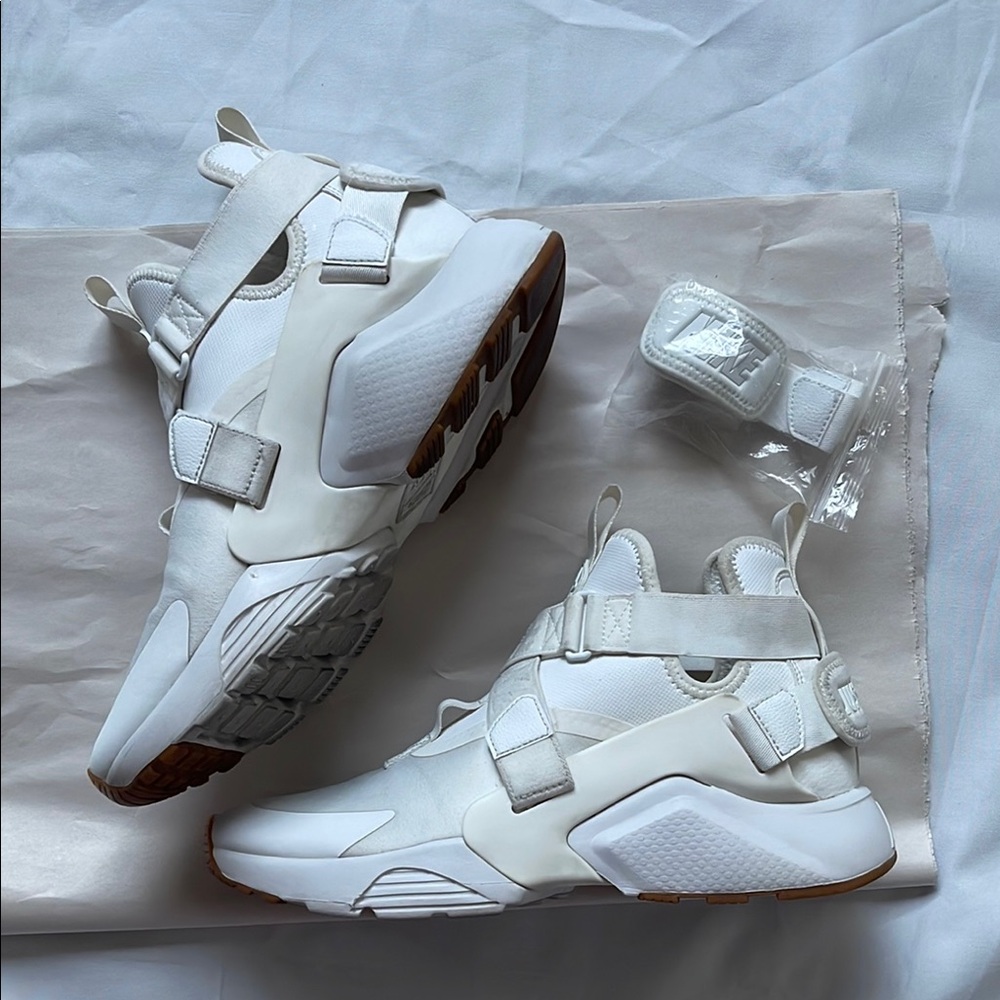 1482- Nike White air Huarache city high top Sneakers- women's size 9.5